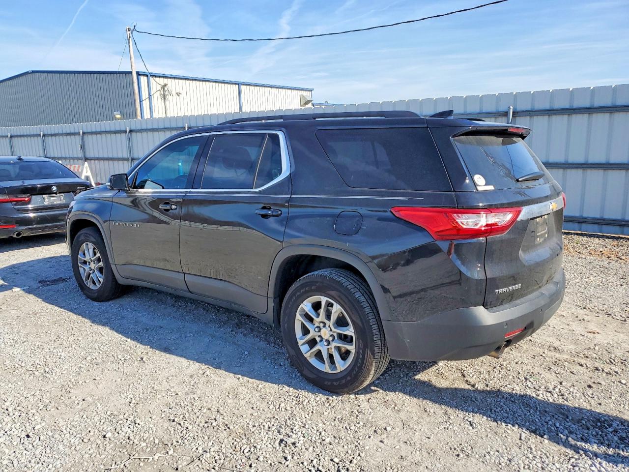 2020 CHEVROLET TRAVERSE LT photo 2