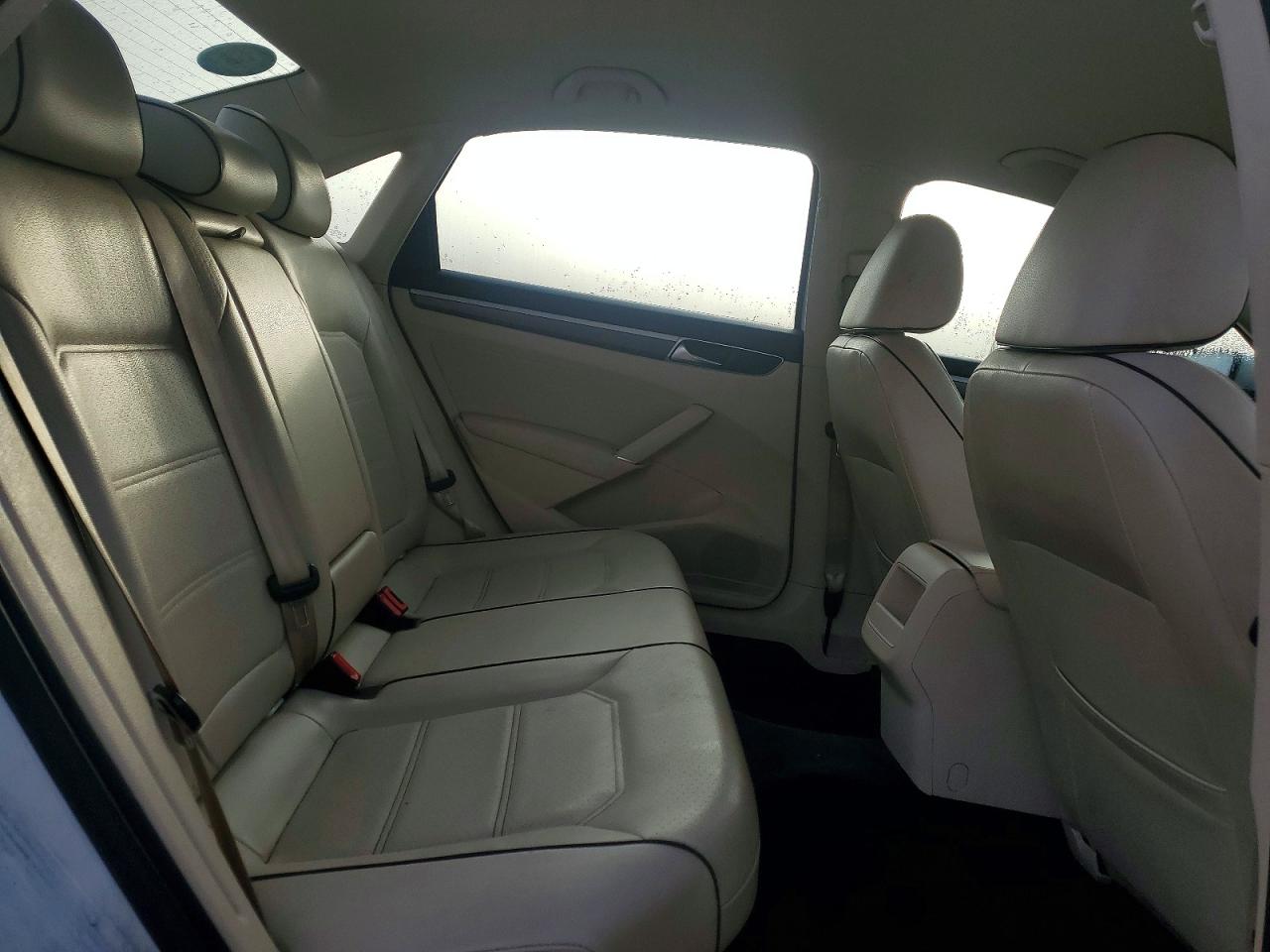 2018 VOLKSWAGEN PASSAT S photo 10