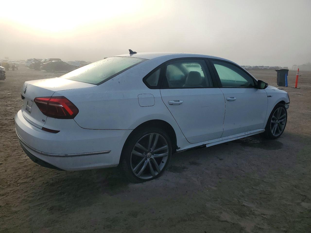 2018 VOLKSWAGEN PASSAT S photo 3
