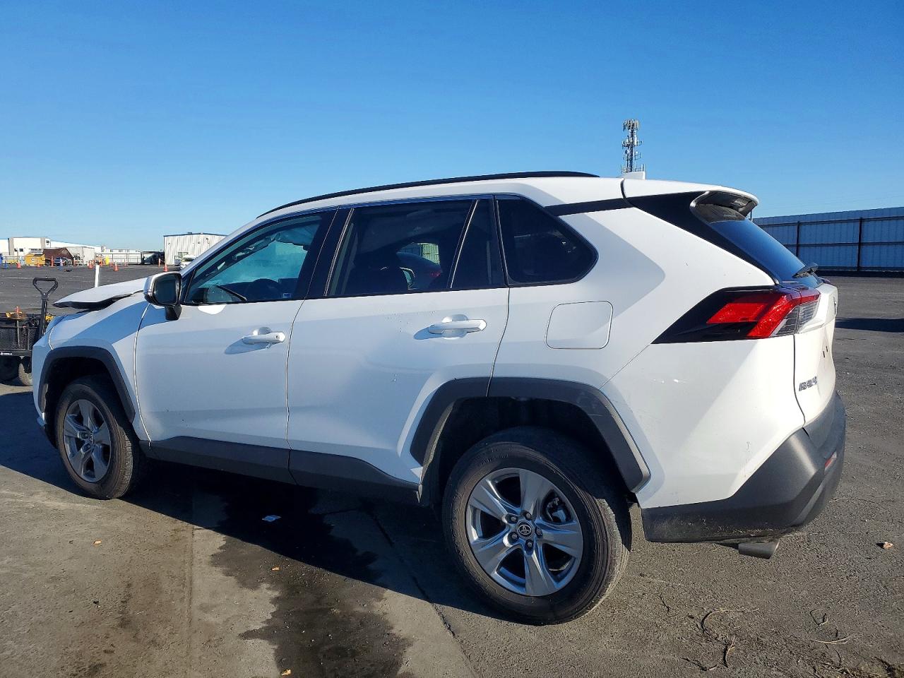 2024 TOYOTA RAV4 XLE photo 2