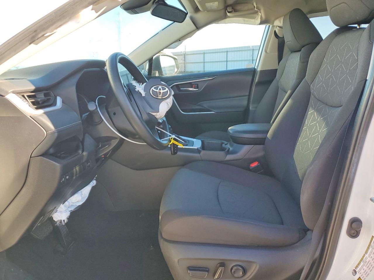 2024 TOYOTA RAV4 XLE photo 7