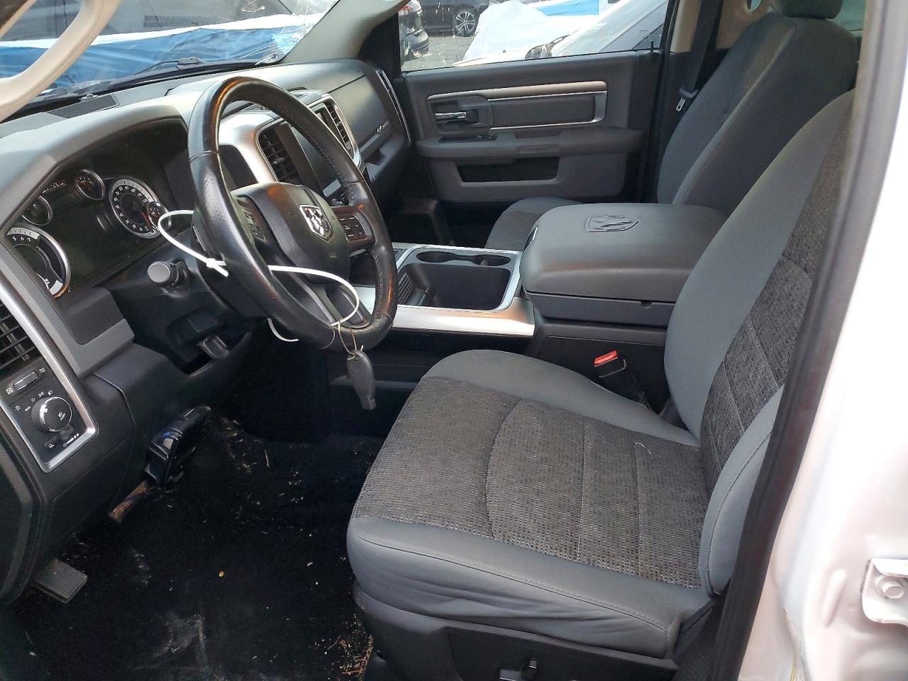 2016 RAM 1500 SLT photo 7