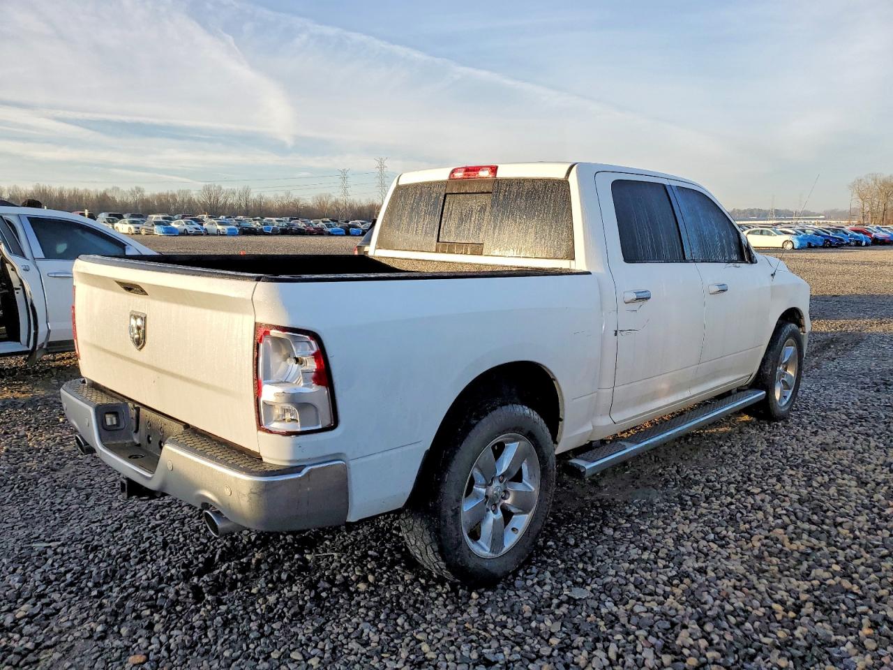 2016 RAM 1500 SLT photo 3