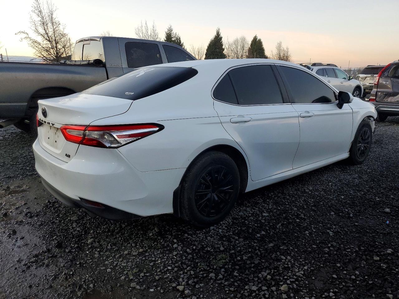 2019 TOYOTA CAMRY L photo 3