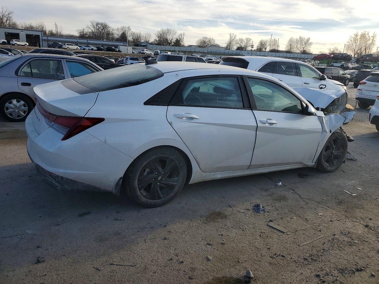 2023 HYUNDAI ELANTRA SEL photo 3