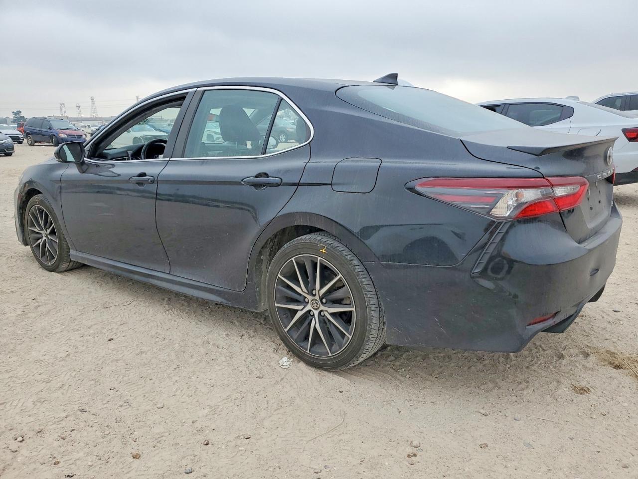 2022 TOYOTA CAMRY SE photo 2