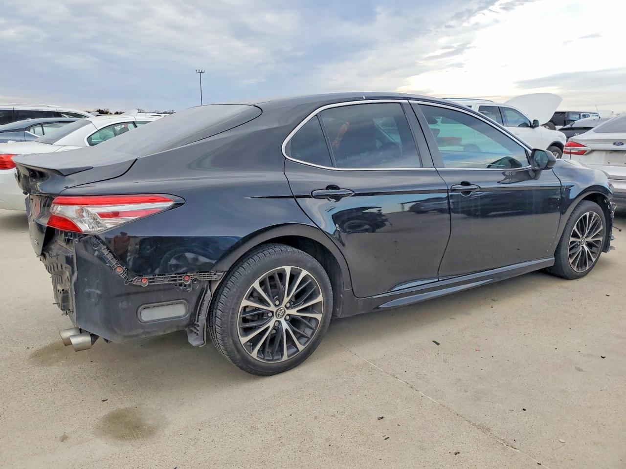 2018 TOYOTA CAMRY L photo 3