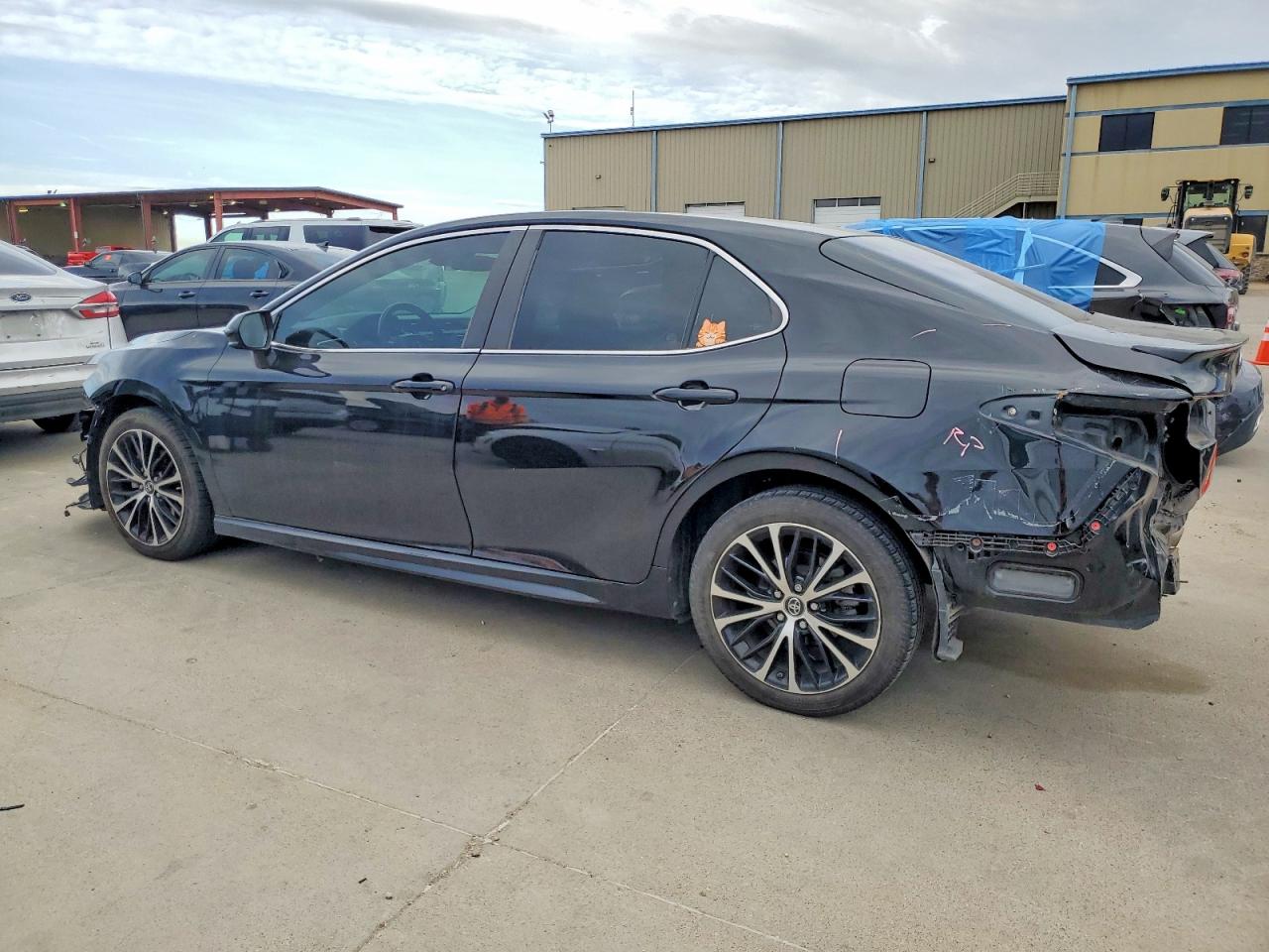 2018 TOYOTA CAMRY L photo 2
