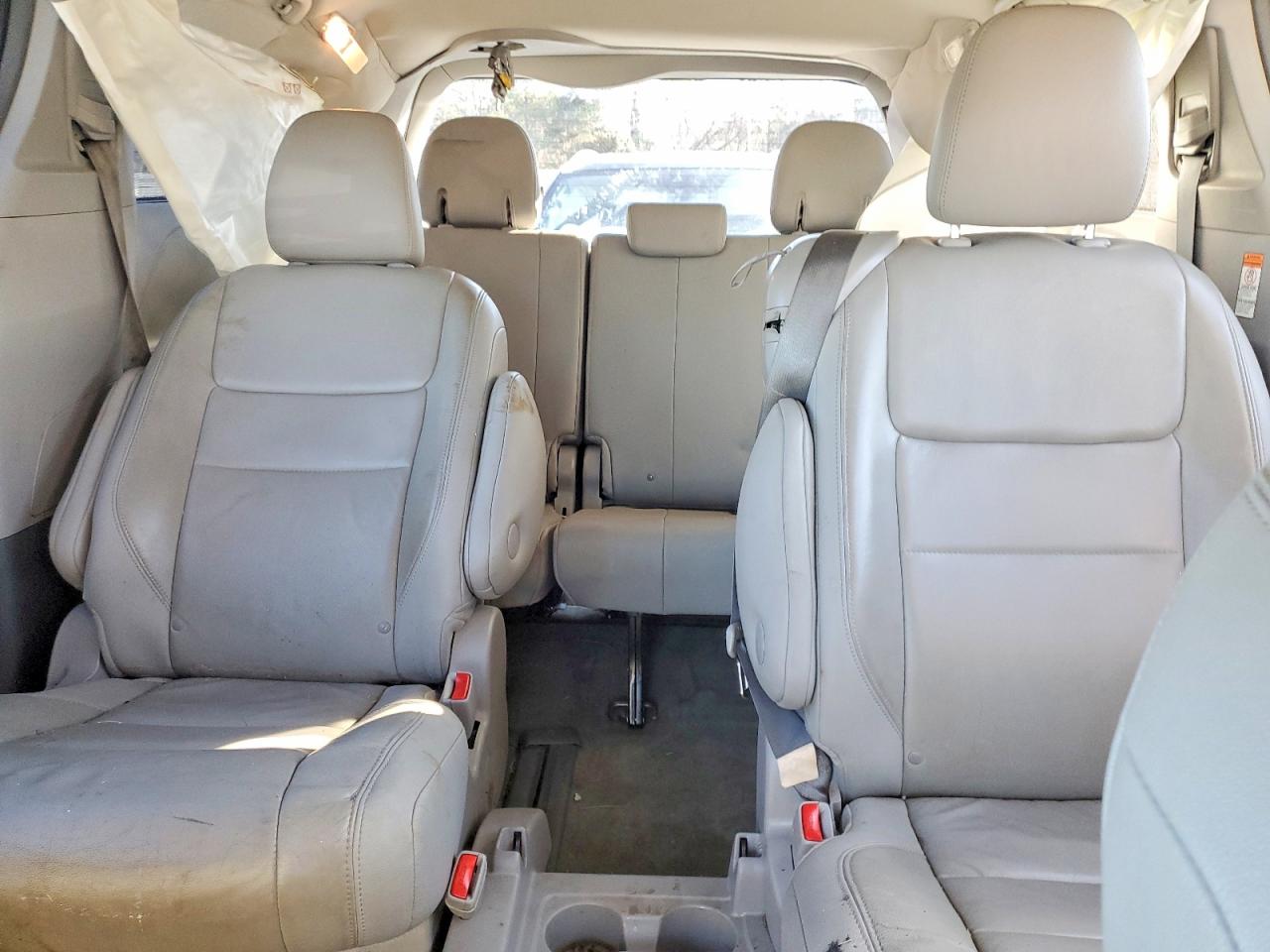 2015 TOYOTA SIENNA photo 10