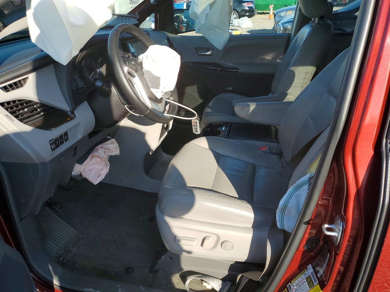 2015 TOYOTA SIENNA photo 7