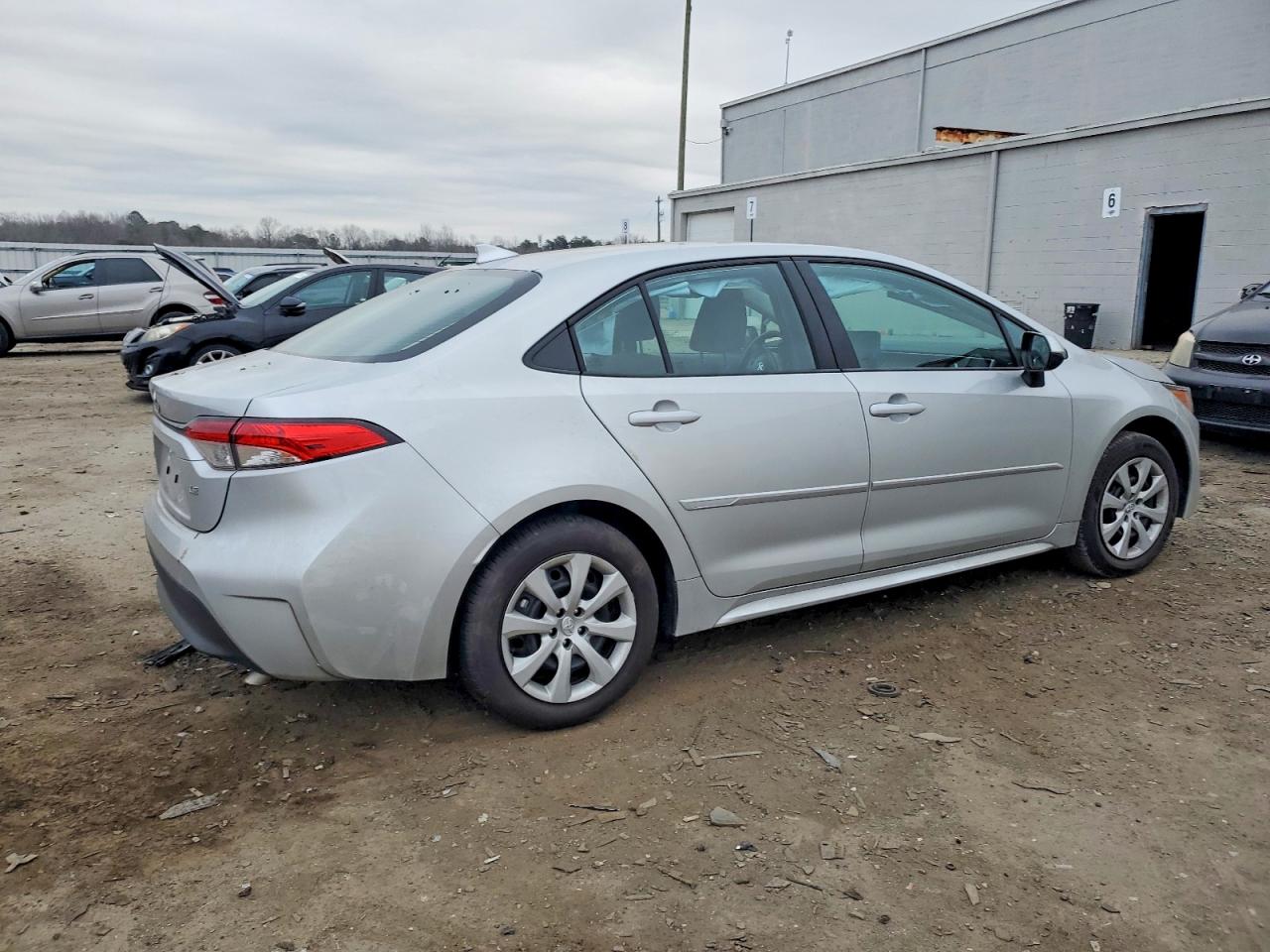 2025 TOYOTA COROLLA LE photo 3