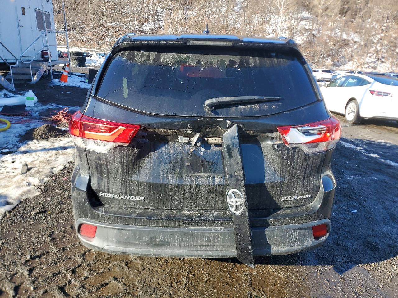 2019 TOYOTA HIGHLANDER SE photo 6