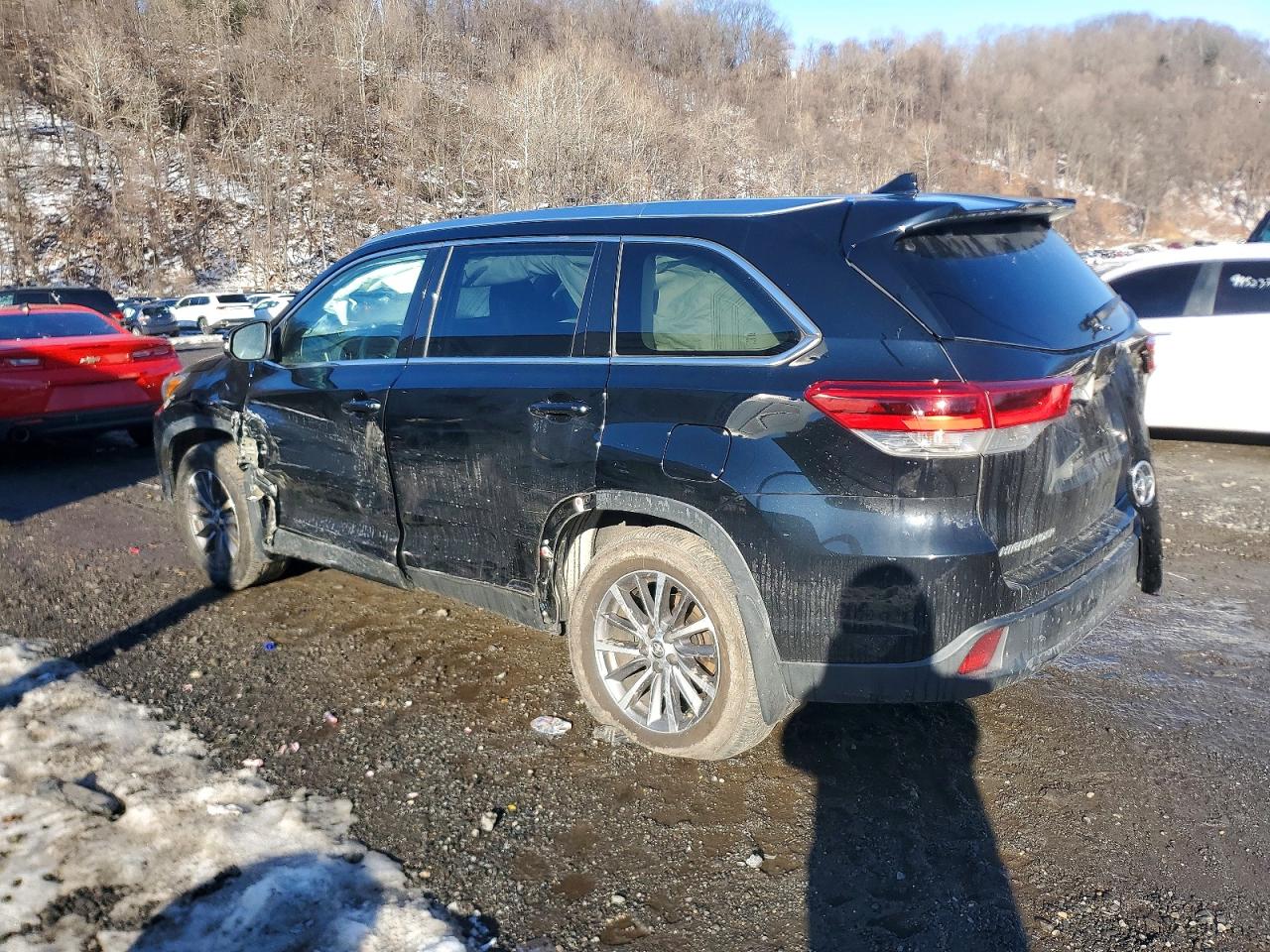 2019 TOYOTA HIGHLANDER SE photo 2