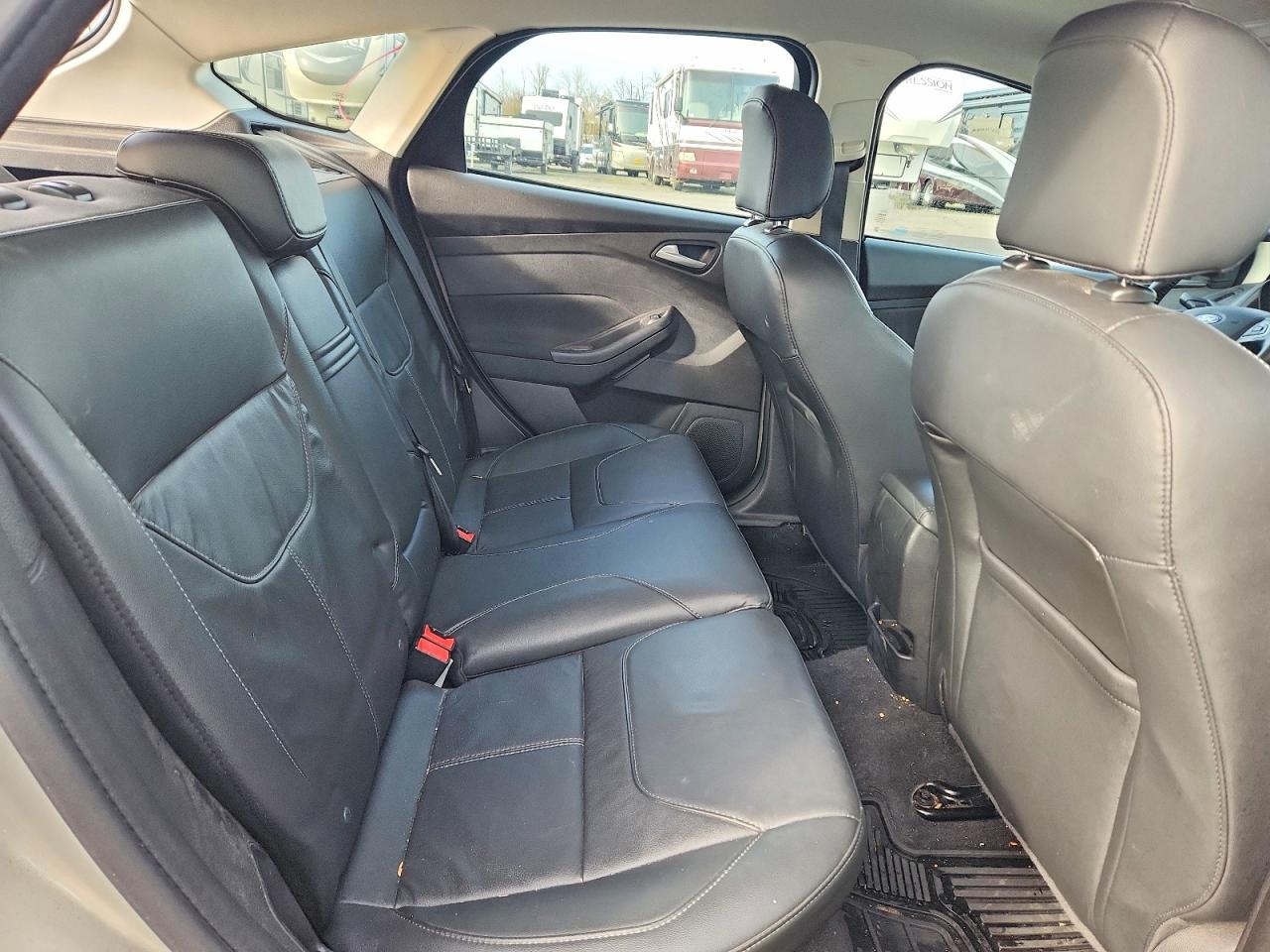 2015 FORD FOCUS SE photo 10