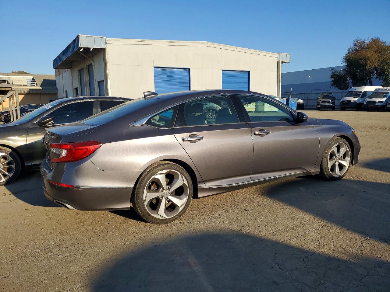 2018 HONDA ACCORD TOURING photo 3