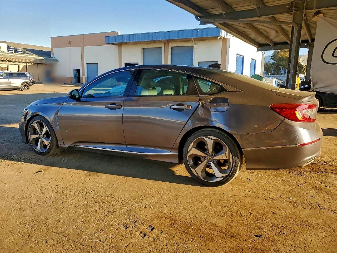 2018 HONDA ACCORD TOURING photo 2
