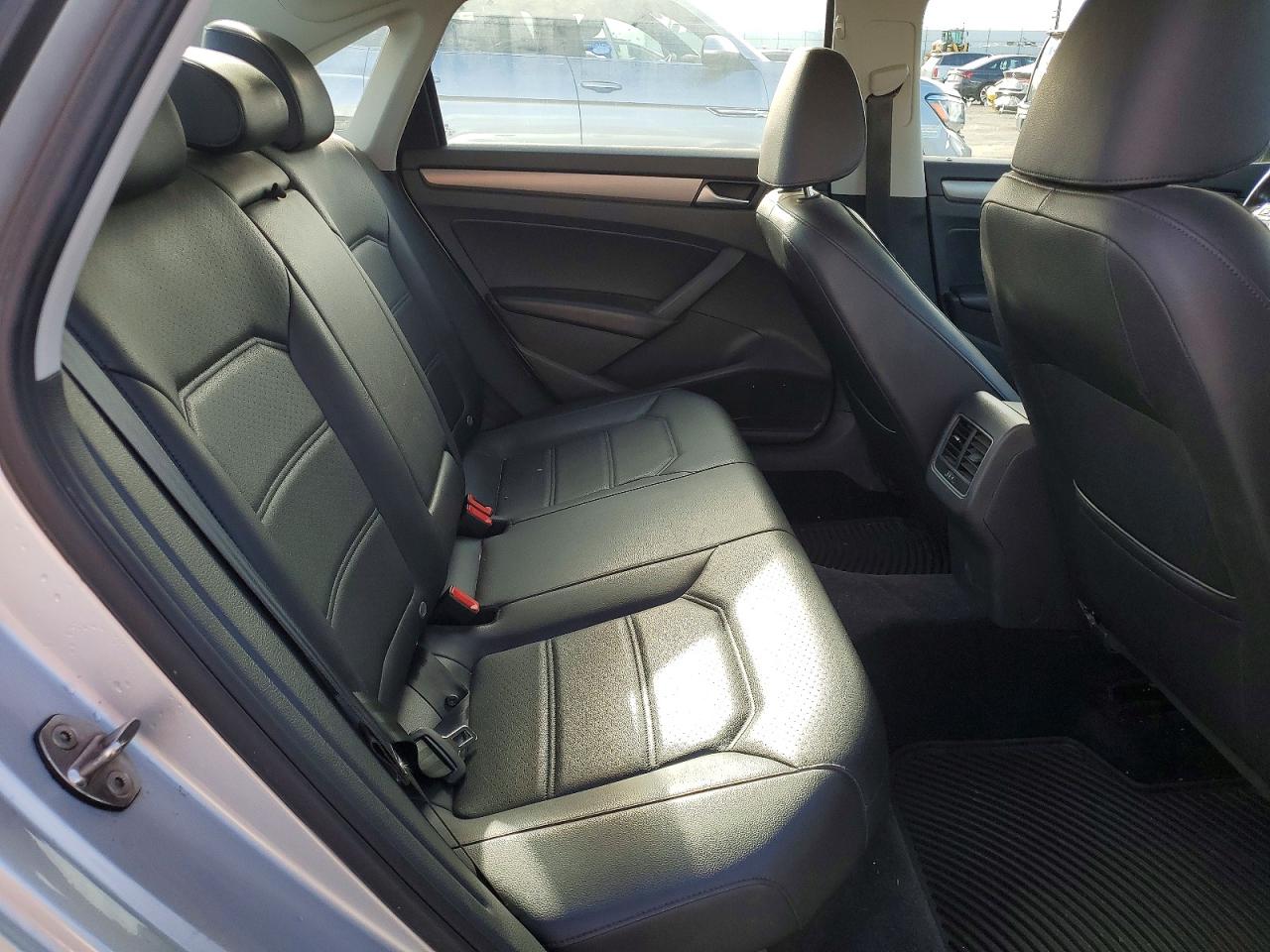 2015 VOLKSWAGEN PASSAT SE photo 28