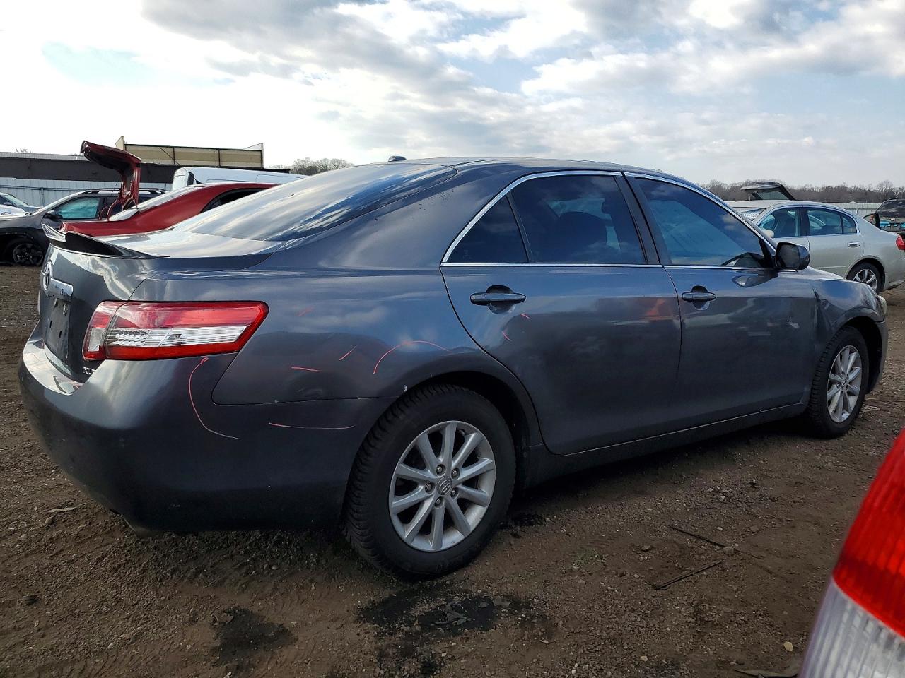 2011 TOYOTA CAMRY BASE photo 3