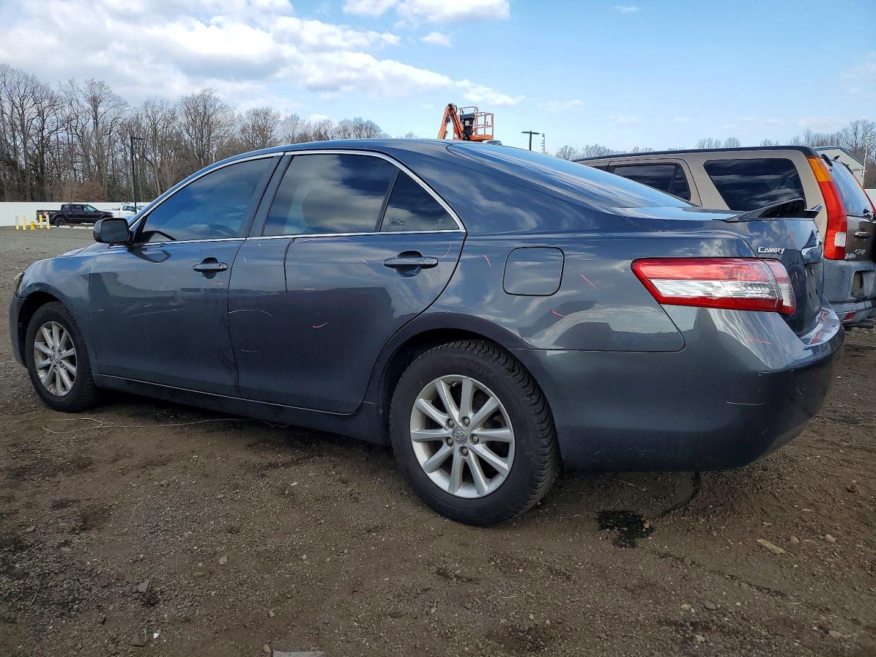 2011 TOYOTA CAMRY BASE photo 2