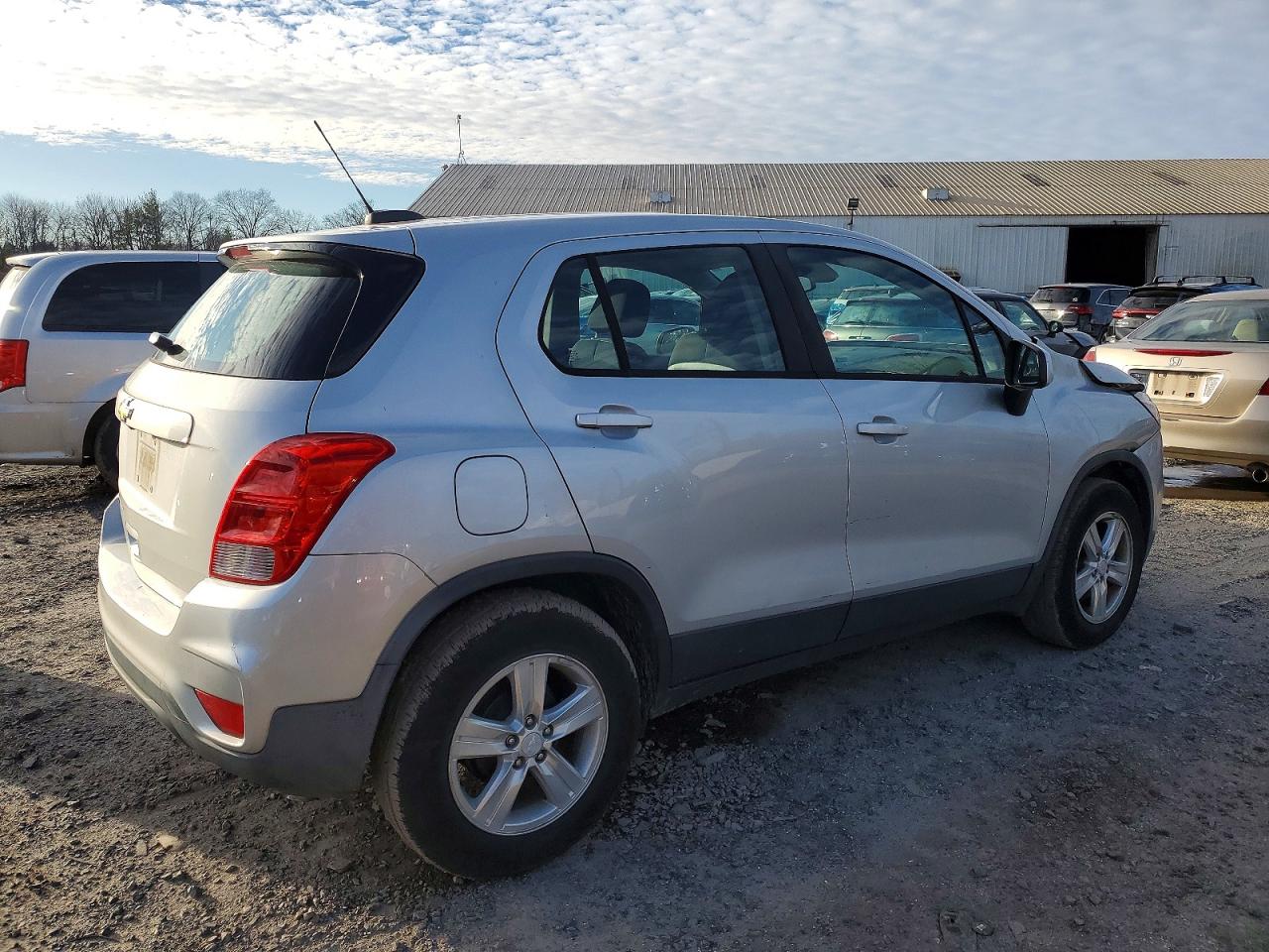 2019 CHEVROLET TRAX LS photo 3