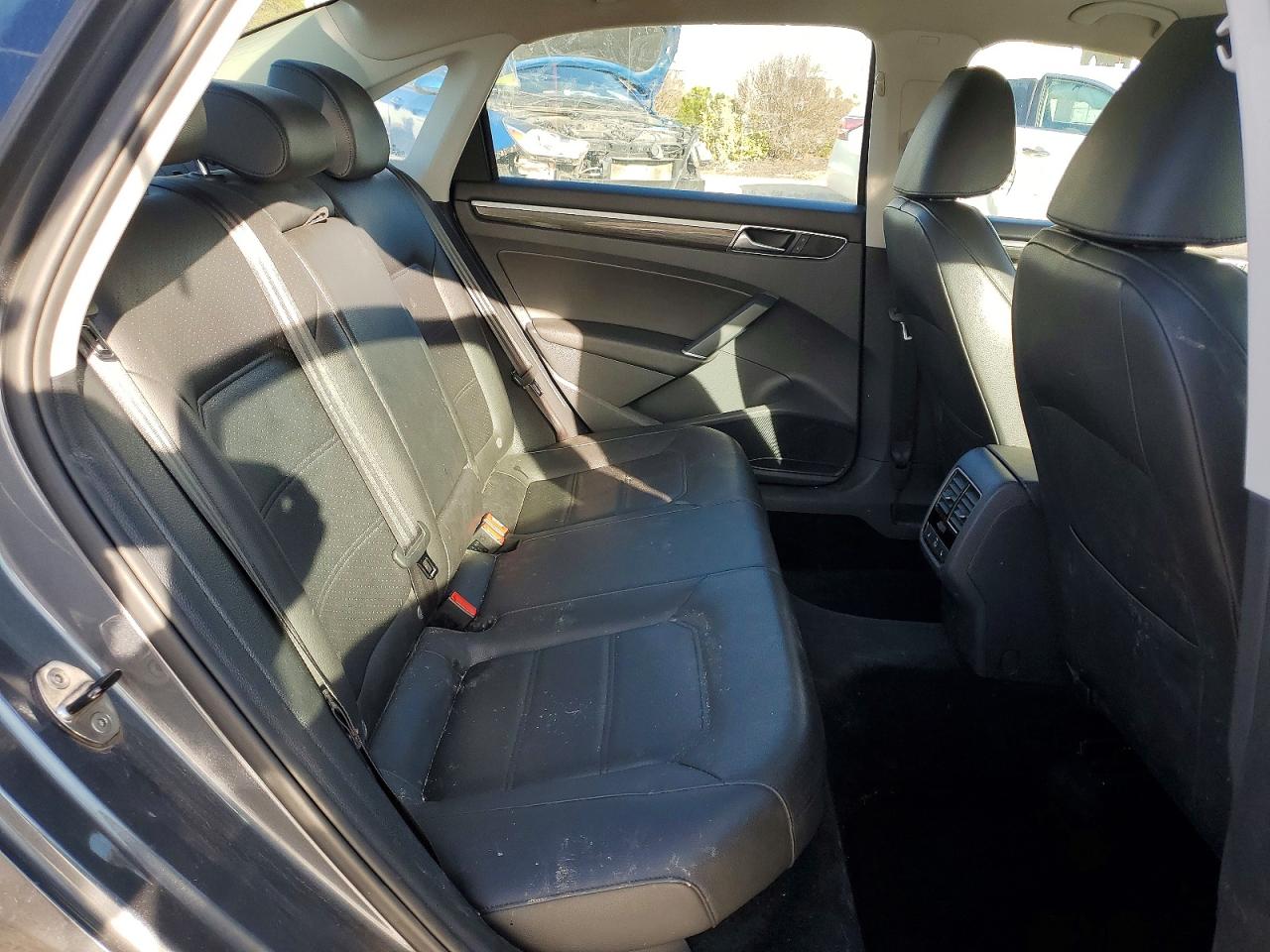 2017 VOLKSWAGEN PASSAT SE photo 10