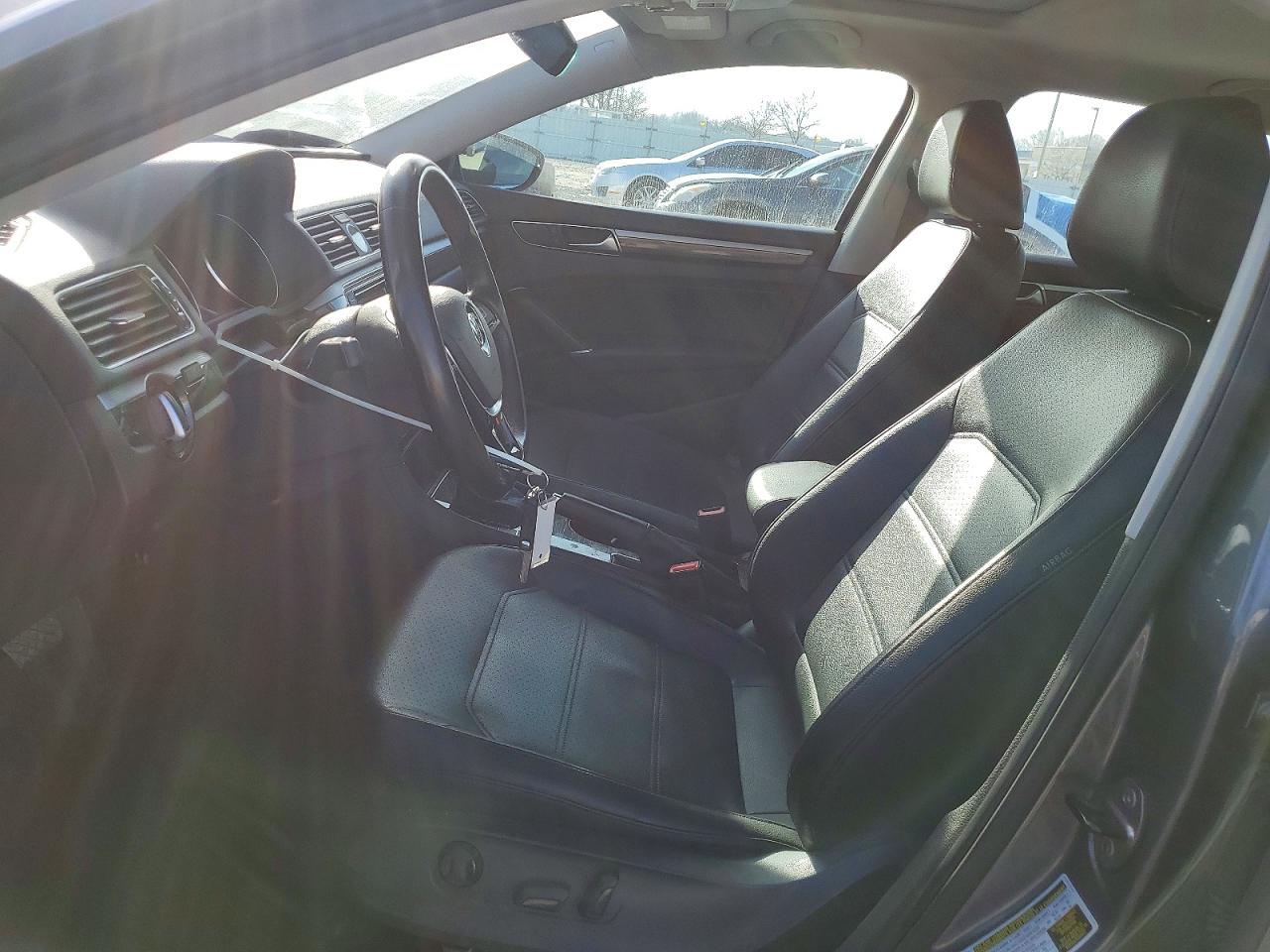 2017 VOLKSWAGEN PASSAT SE photo 7