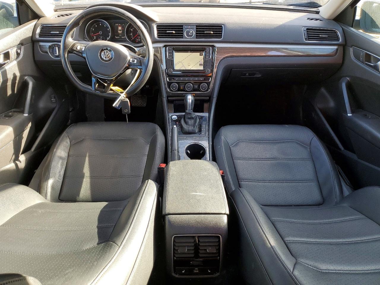 2017 VOLKSWAGEN PASSAT SE photo 8