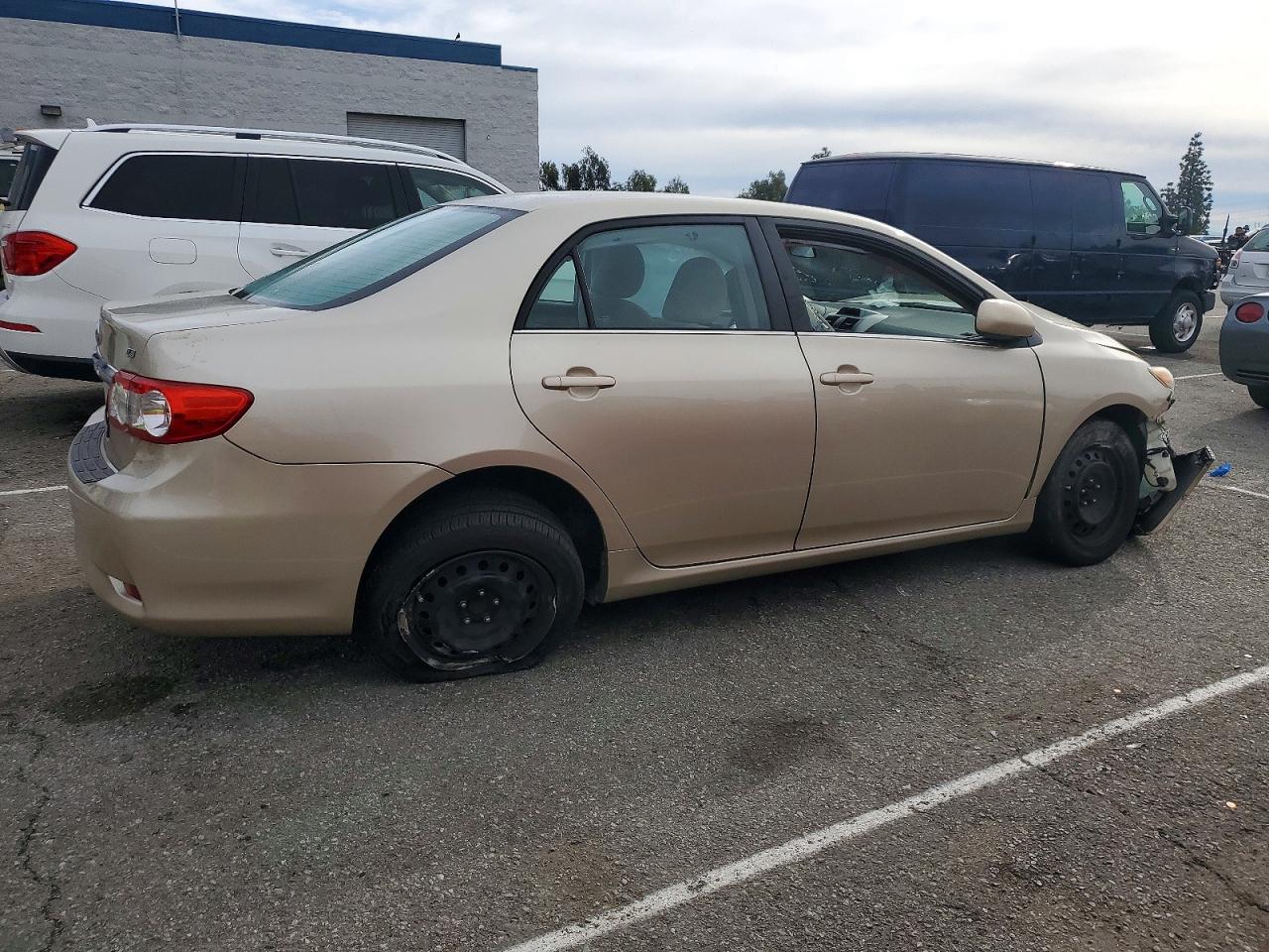 2013 TOYOTA COROLLA BASE photo 3