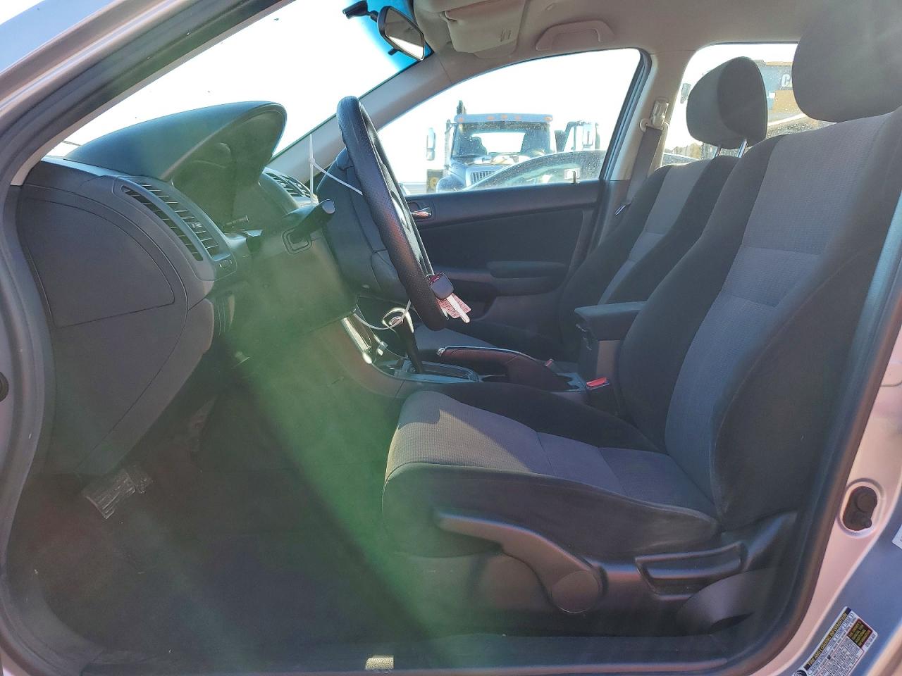 2004 HONDA ACCORD DX photo 7
