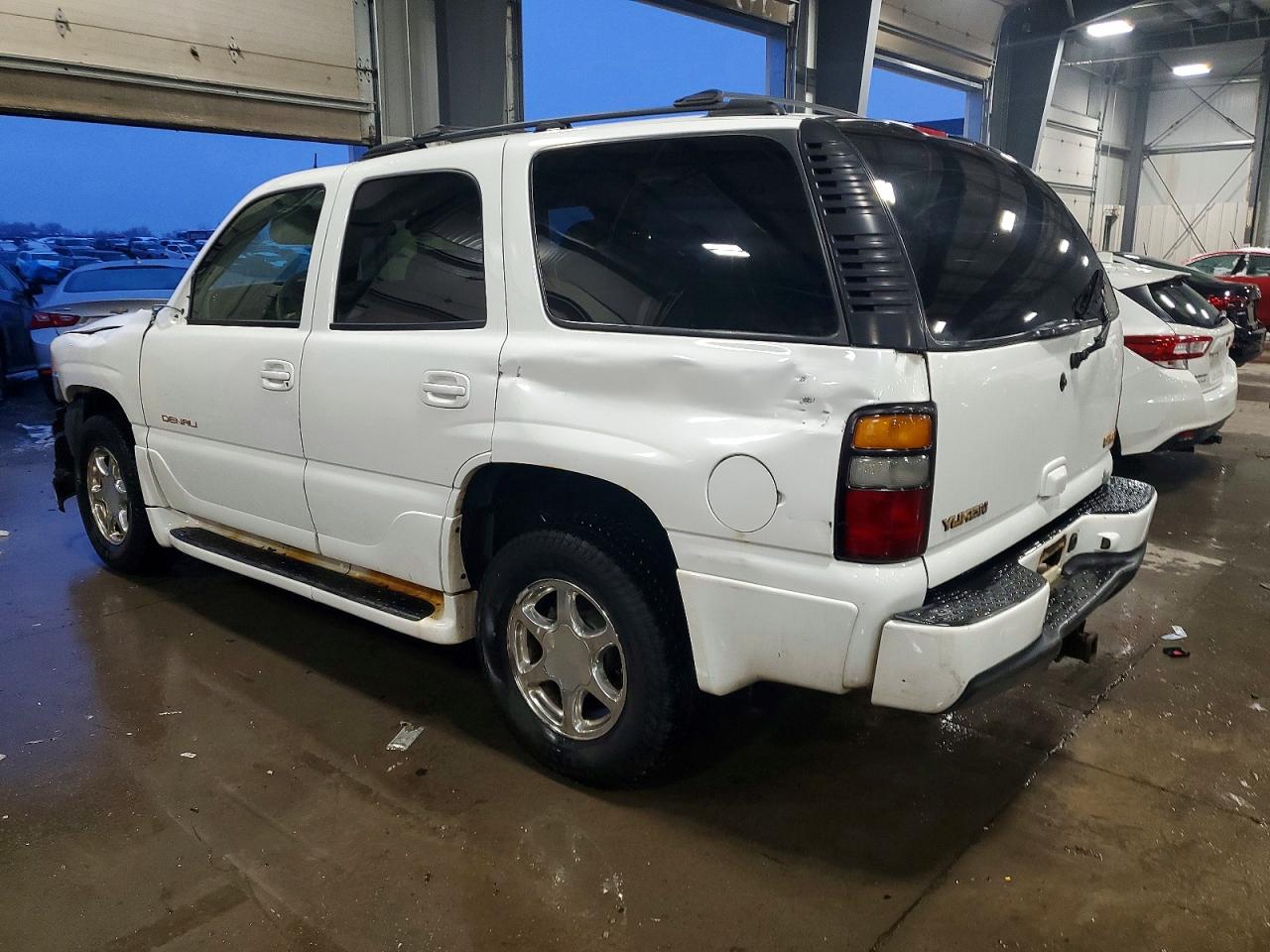 2004 GMC YUKON DENALI photo 2