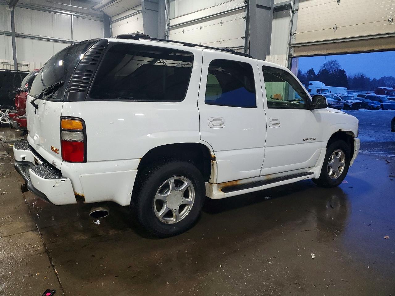 2004 GMC YUKON DENALI photo 3