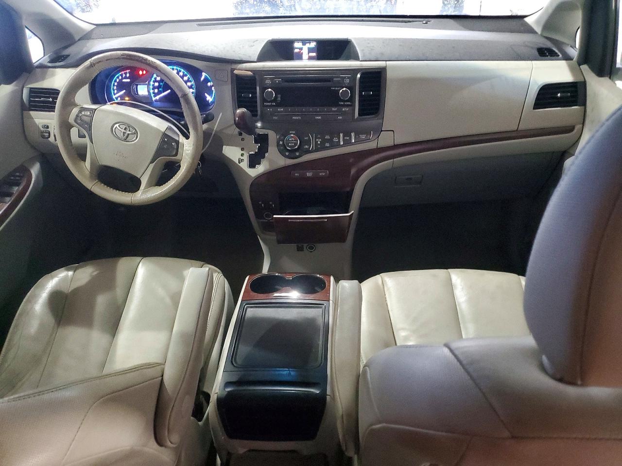 2014 TOYOTA SIENNA XLE photo 8