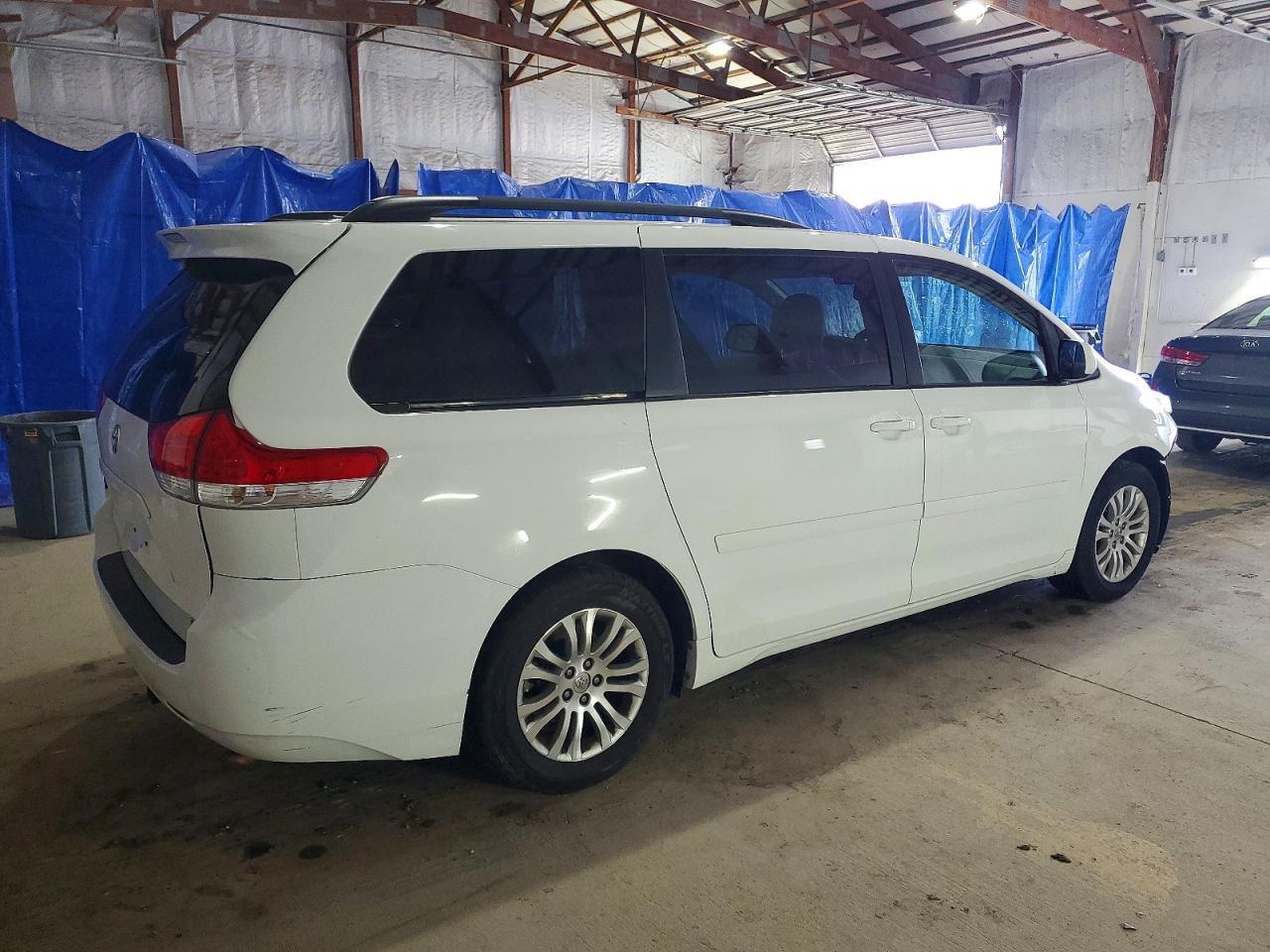 2014 TOYOTA SIENNA XLE photo 3