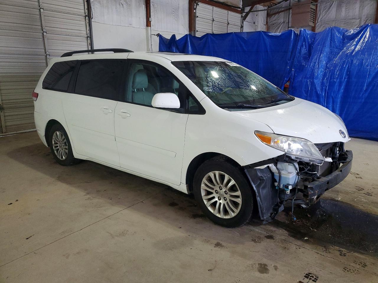 2014 TOYOTA SIENNA XLE photo 4