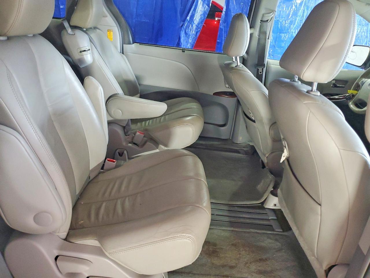 2014 TOYOTA SIENNA XLE photo 11