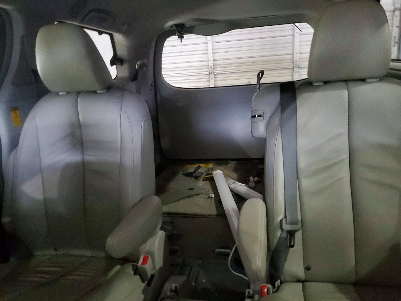 2014 TOYOTA SIENNA XLE photo 10