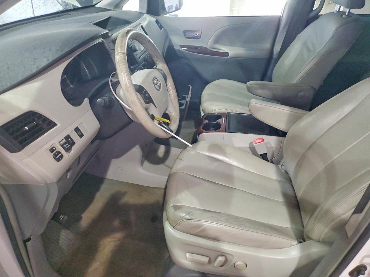 2014 TOYOTA SIENNA XLE photo 7