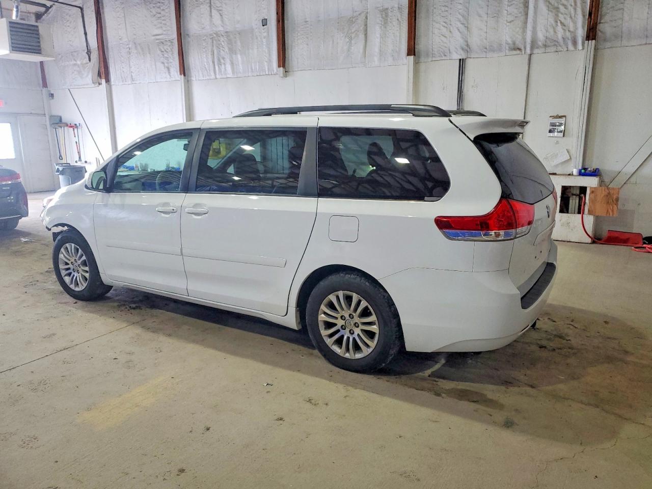 2014 TOYOTA SIENNA XLE photo 2