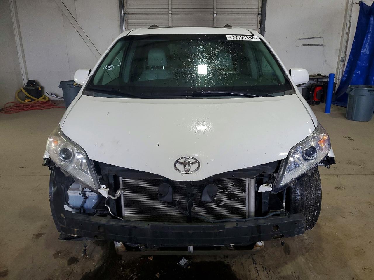 2014 TOYOTA SIENNA XLE photo 5