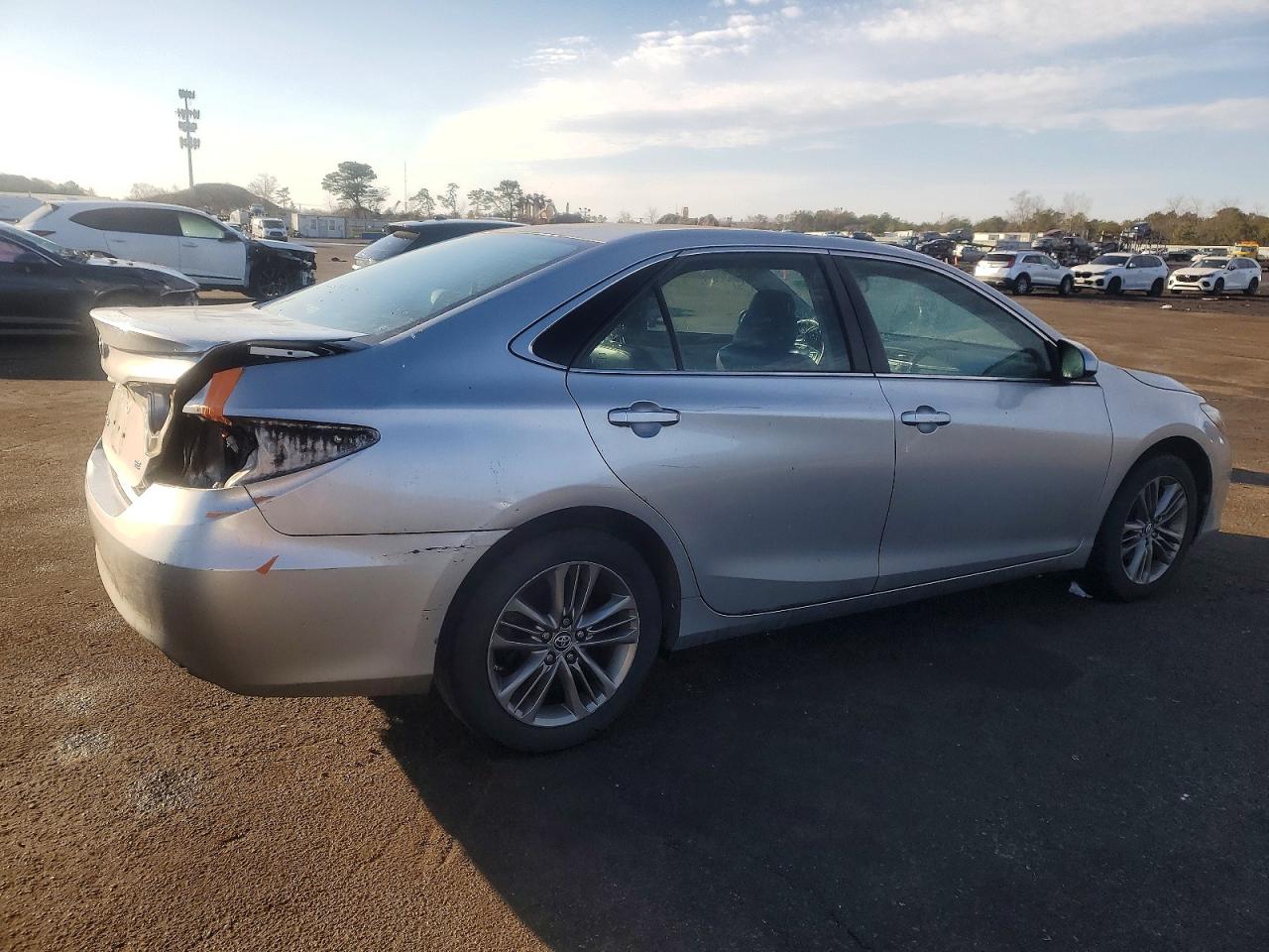 2016 TOYOTA CAMRY LE photo 3