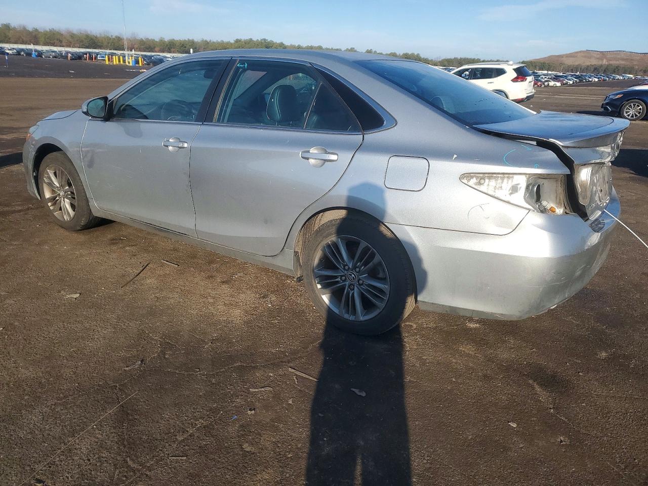 2016 TOYOTA CAMRY LE photo 2