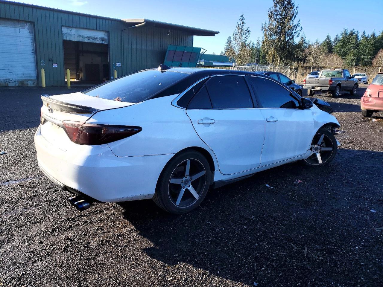2016 TOYOTA CAMRY LE photo 3
