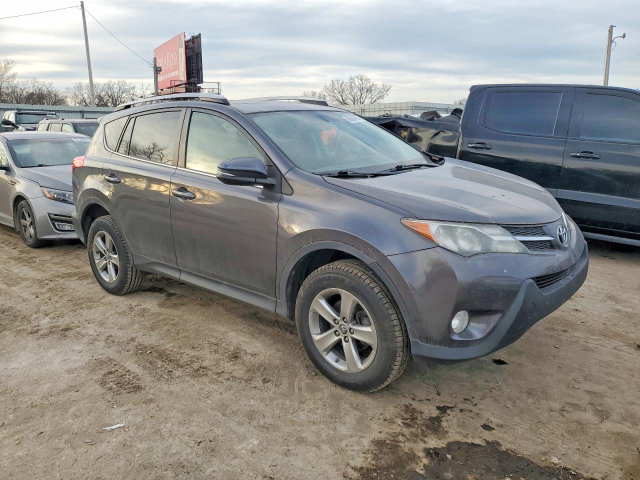 2015 TOYOTA RAV4 XLE photo 4