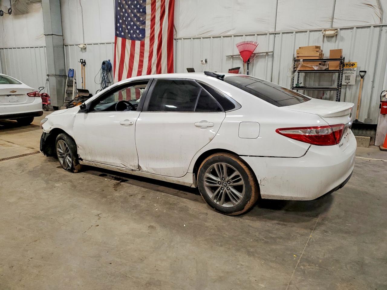 2017 TOYOTA CAMRY LE photo 2