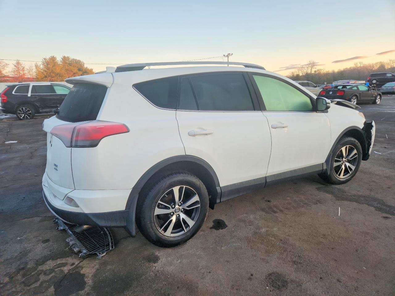 2017 TOYOTA RAV4 XLE photo 3