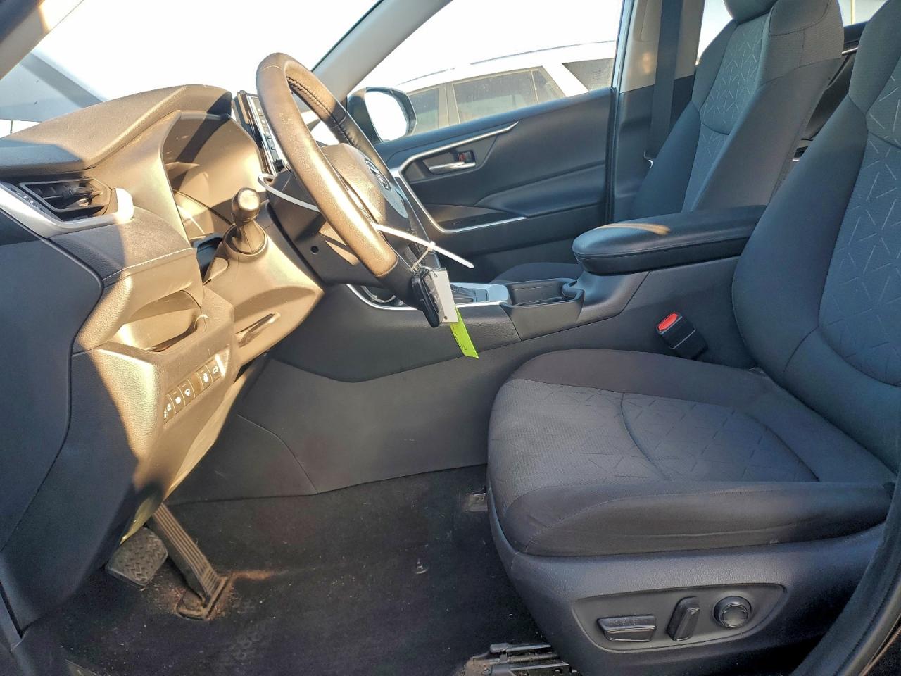 2021 TOYOTA RAV4 XLE photo 7