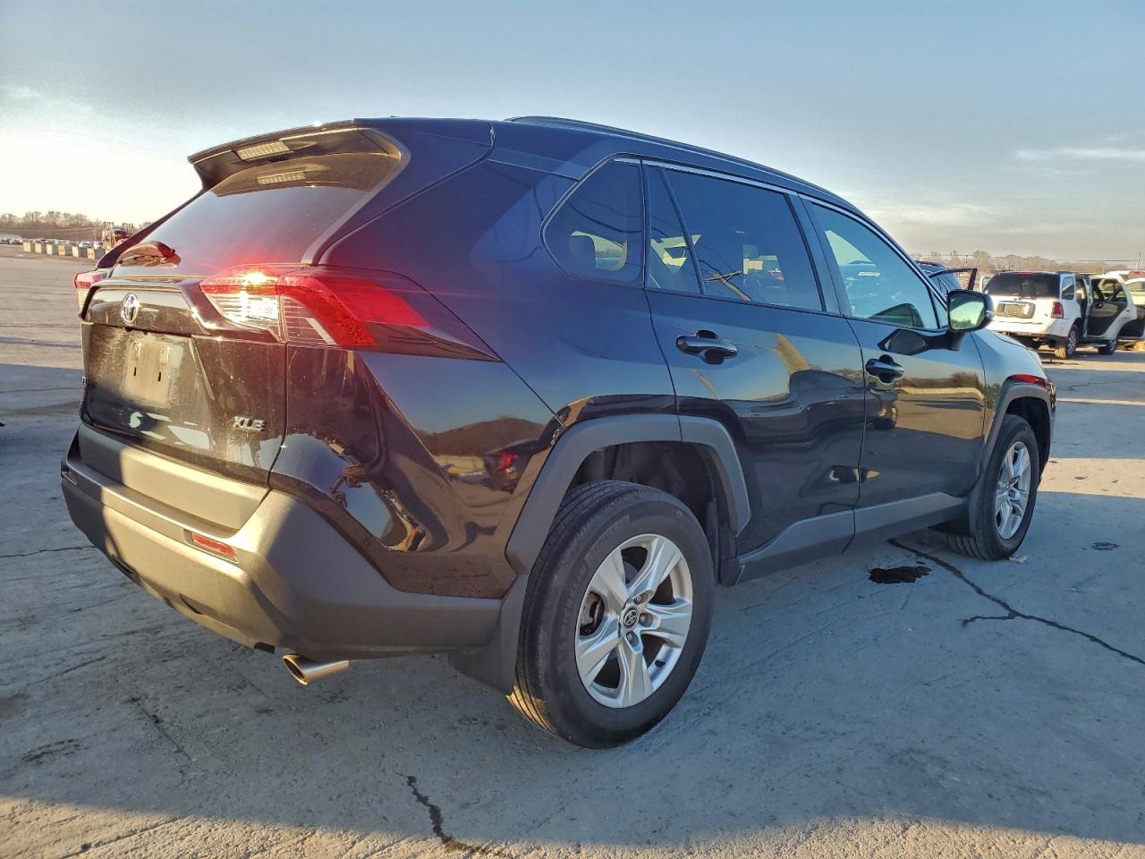 2021 TOYOTA RAV4 XLE photo 3