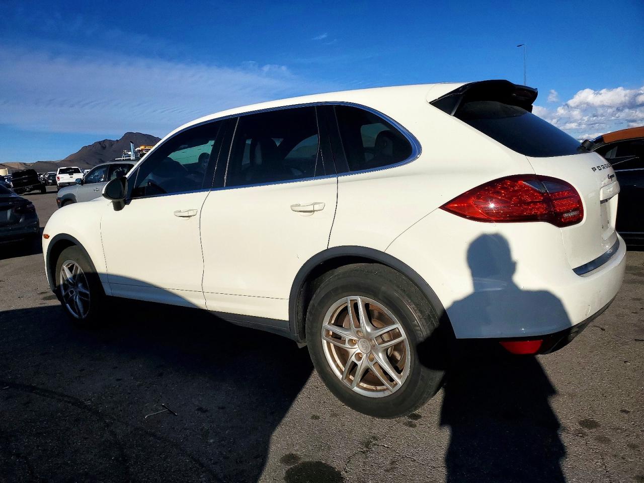2011 PORSCHE CAYENNE photo 2