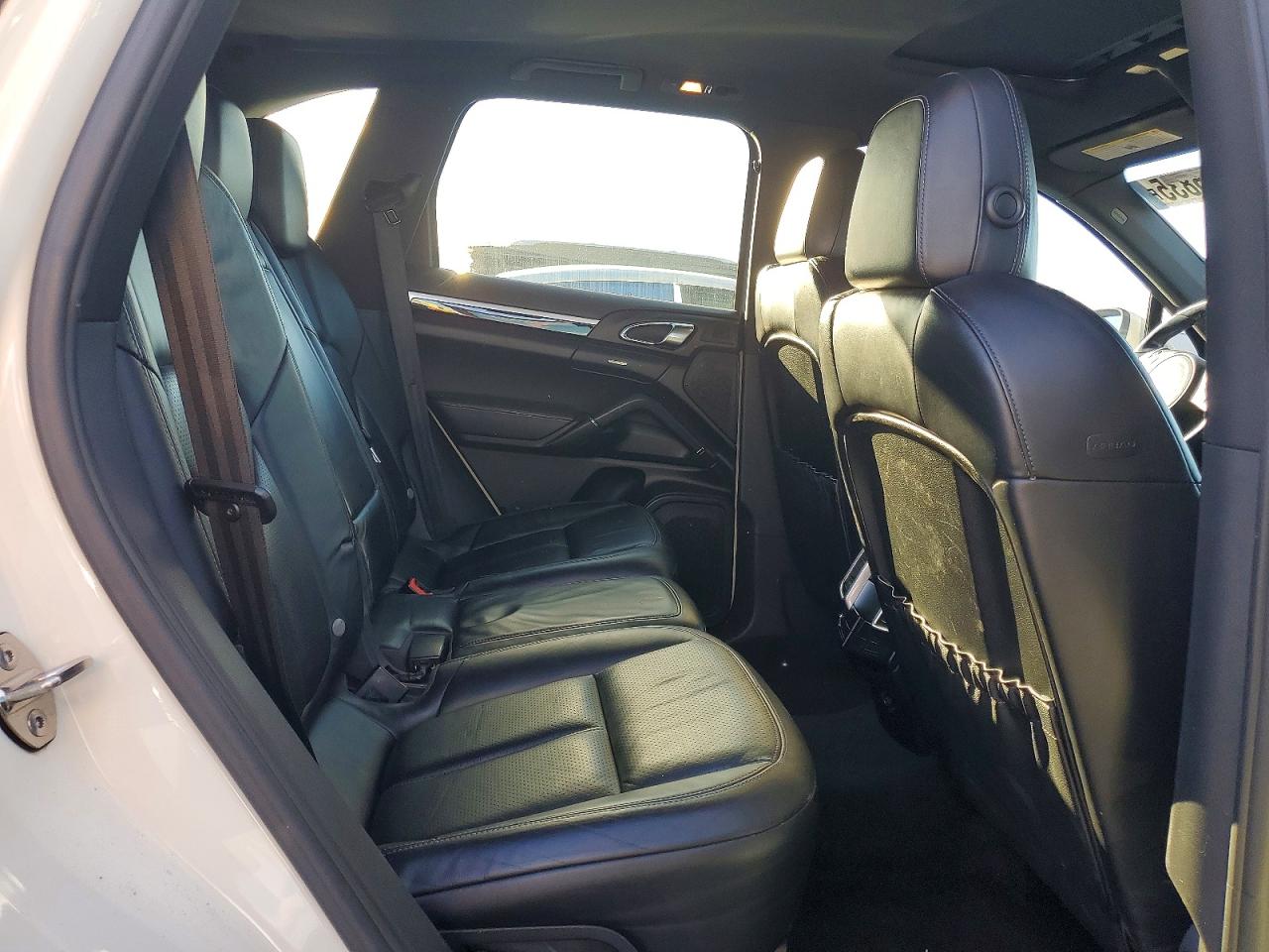 2011 PORSCHE CAYENNE photo 11
