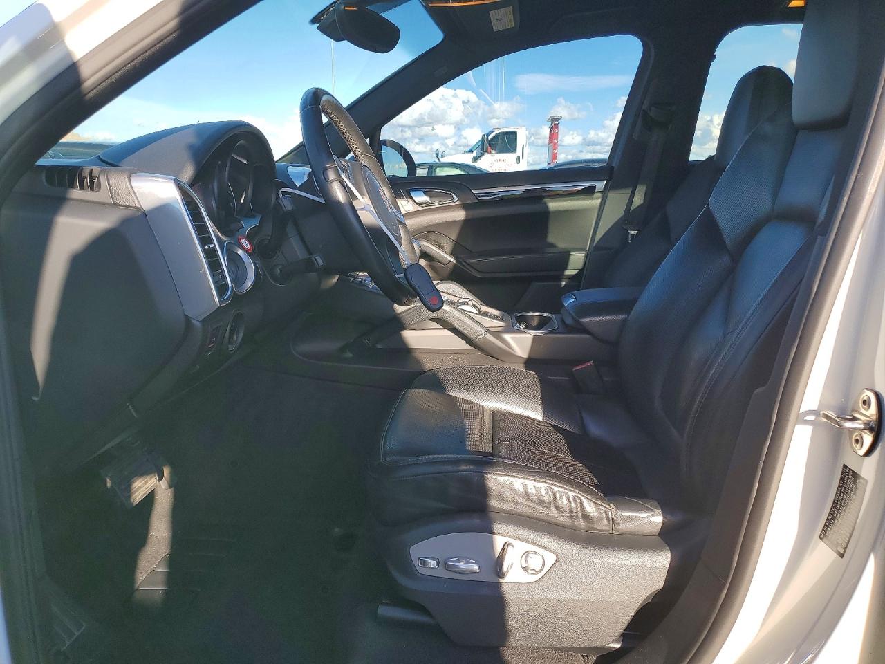 2011 PORSCHE CAYENNE photo 7